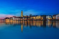 Blauw uur stadsaanzicht van Deventer met reflectie van Bart Ros thumbnail