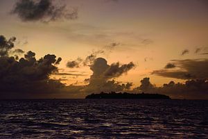 Koele wolken boven Biyadhoo van Frank's Awesome Travels