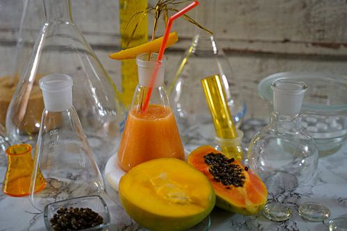 Rum cocktail met papaja en mango
