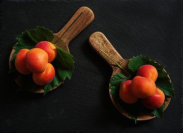 Nature morte estivale et joyeuse avec des abricots. sur Saskia Dingemans Awarded Photographer