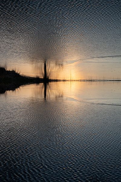 Water, zonlicht en reflectie in de winter 2 van Adriana Müller