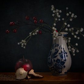 Still life with apple, red berries and white flowers in Delft blue vase by Joey Hohage