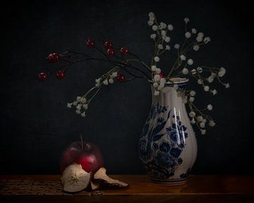 Stilleben mit Apfel, roten Beeren und weißen Blumen in Delfter Vase von Joey Hohage