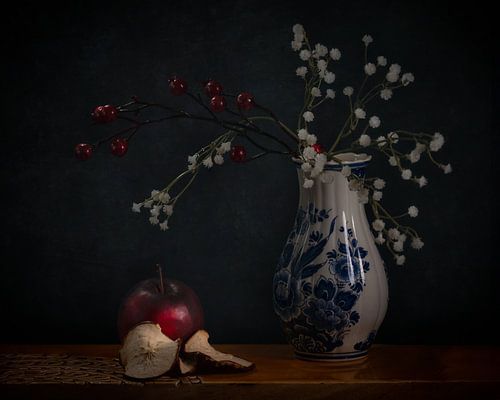 Nature morte avec pomme, baies rouges et fleurs blanches dans un vase bleu Delft
