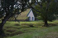 Oud turf kerkje in IJsland van Menno Schaefer thumbnail