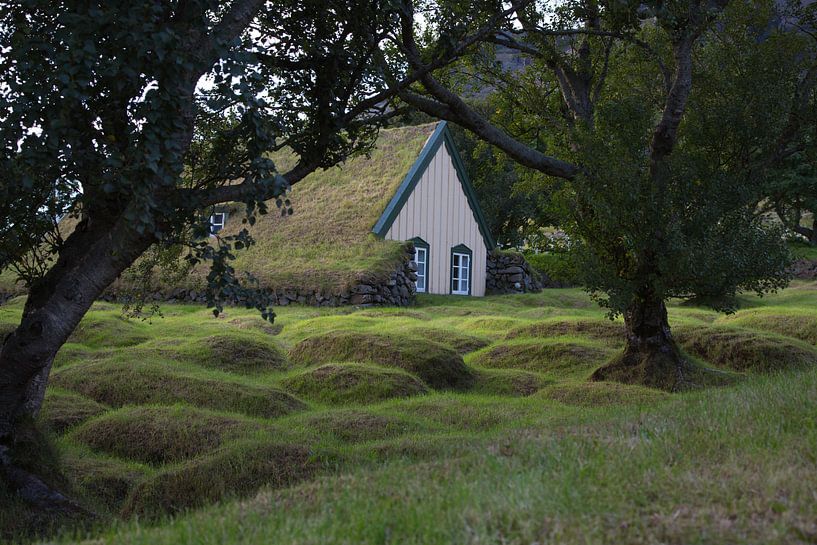 Oud turf kerkje in IJsland van Menno Schaefer
