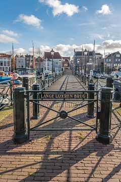 Lange IJzeren Brug in de Nederlandse stad Dordrecht van Ruud Morijn