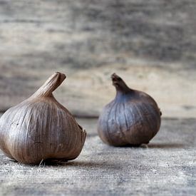 Black garlic still life by Michelle Coppiens