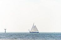 Zeilboot op zee bij markering van Marian Waanders thumbnail