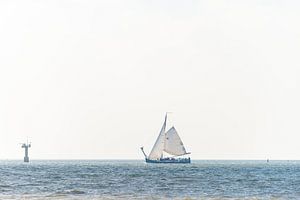 Segelboot auf See bei der Markierung