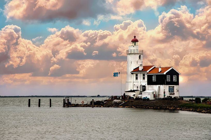Der Leuchtturm von Marken, Niederlande von Gert Hilbink