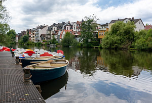 Ruderboote auf der Lahn in Marburg, Hessen, Deutschland – Szenisches Tourismus- und Reisekonzept
