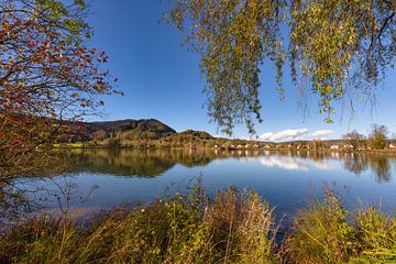 Herfstmagie aan de Kochelsee van Christina Bauer Photos