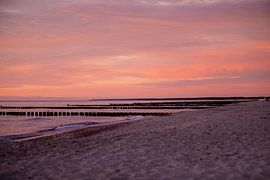 Roter Himmel beim Sonnenuntergang an der Ostsee