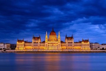Das Parlamentsgebäude in Budapest an der Donau von Roland Brack