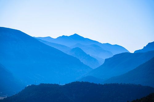 Gebergte in tegenlicht