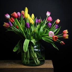 Stilleben mit einem Strauß Tulpen in fröhlichen Farben von Marjolein van Middelkoop