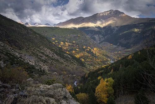 Les couleurs captivantes de l'automne enveloppent la Vall Fosca, dans le Pallars Jussa, en Catalogne