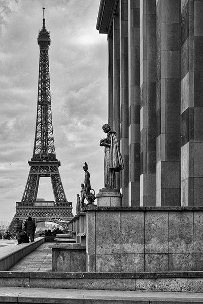 Les statues et la tour Eiffel par Marcel Kool