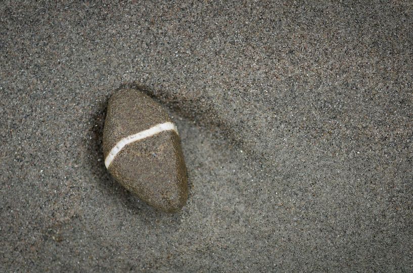 Pierre dans le sable par Johan Verbon