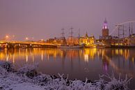Skyline van de stad Kampen tijdens een mistige winternacht van Sjoerd van der Wal Fotografie thumbnail