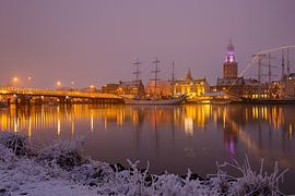 Skyline der Stadt Kampen in einer nebligen Winternacht von Sjoerd van der Wal Fotografie