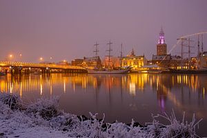 Skyline der Stadt Kampen in einer nebligen Winternacht