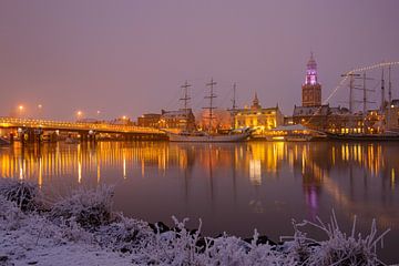 Skyline van de stad Kampen tijdens een mistige winternacht van Sjoerd van der Wal Fotografie
