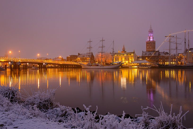 Skyline van de stad Kampen tijdens een mistige winternacht van Sjoerd van der Wal Fotografie