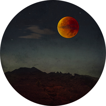 Bloedmaan boven landschap