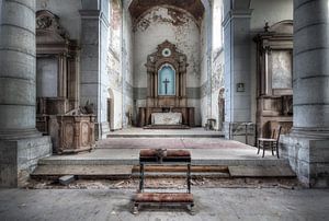 Verlaten Kerk Altaar. van Roman Robroek - Foto's van Verlaten Gebouwen