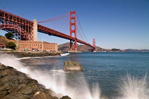 Golden Gate Bridge - waterkant van Melanie Viola