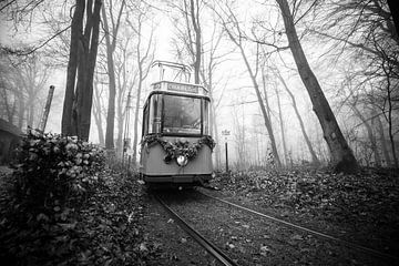 De oude tram uit de mist van Marco Bakker