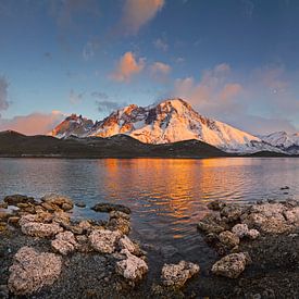 Landschaft im Panoramaformat mit dem Paine-Gebirgsmassiv im chilenischen Patagonien bei Sonnenaufgang Kulisse in Torre von Chris Stenger