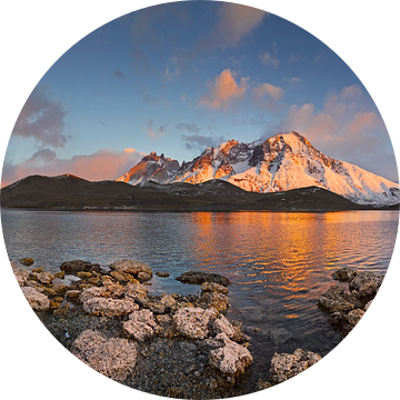 Landschap in panorama formaat met het Paine bergmassief in Chileens Patagonië bij zonsopkomstdscape in Torre van Chris Stenger