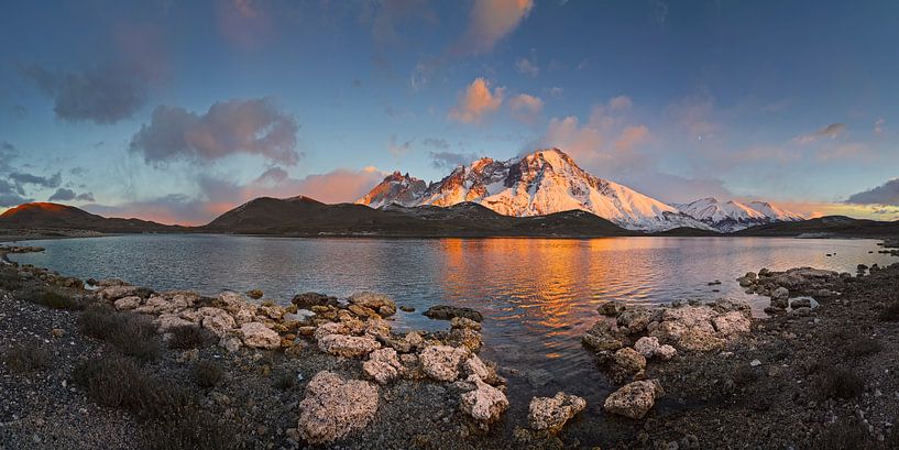 Das Paine-Gebirgsmassiv im chilenischen Patagonien bei Sonnenaufgang von Chris Stenger