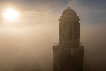 Peperbus kerktoren in Zwolle boven de mist van Sjoerd van der Wal Fotografie