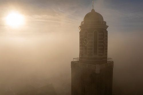 Peperbus kerktoren in Zwolle boven de mist