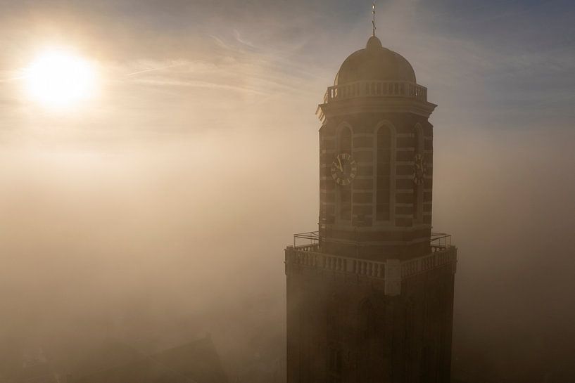 Peperbus-Kirchturm in Zwolle über dem Nebel von Sjoerd van der Wal Fotografie