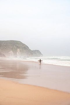 Surfeur sur Praia da Cordoama - Photographie de voyage au Portugal sur Henrike Schenk