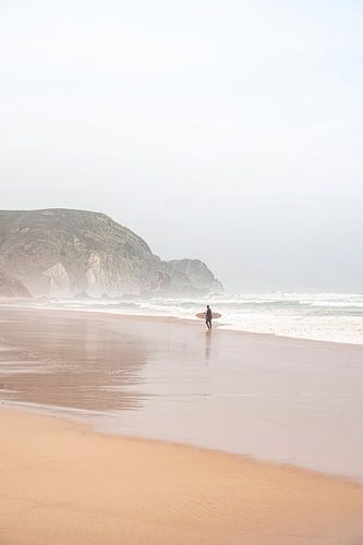 Surfer am Praia da Cordoama - Reisefotografie in Portugal