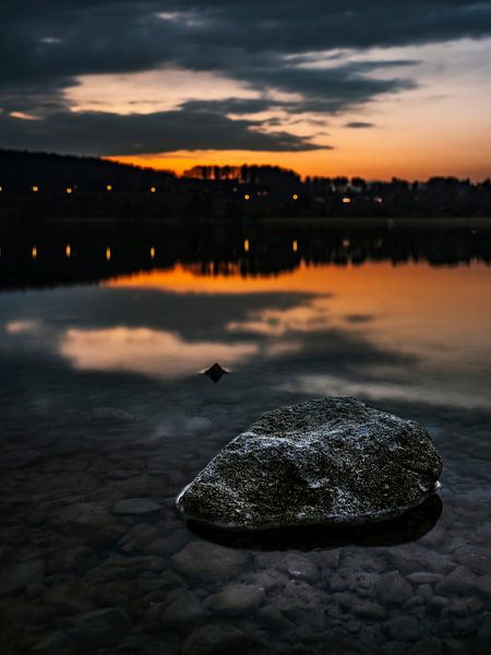 Sonnenuntergang am See mit einem Stein im Vordergrund von Pitkovskiy Photography|ART