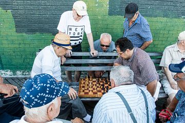 Oude mannen spelen schaakspel in Brighton Beach, Coney Island, New York City, USA van WorldWidePhotoWeb