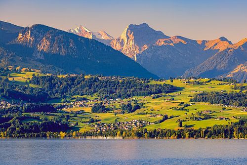 Het meer van Thun in Berner Oberland