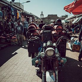 Vintage motor op de markt in Essaouira van Rob Berns