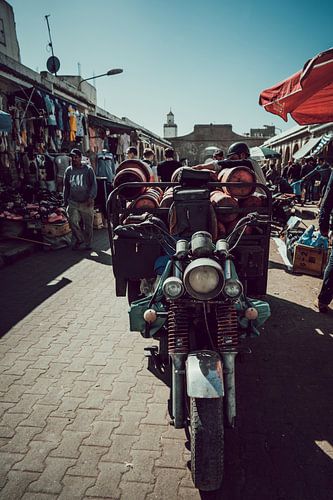 Moteur d'époque sur le marché à Essaouira sur Rob Berns