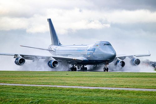 Silkway Boeing 747 wet landing polder runway schiphol