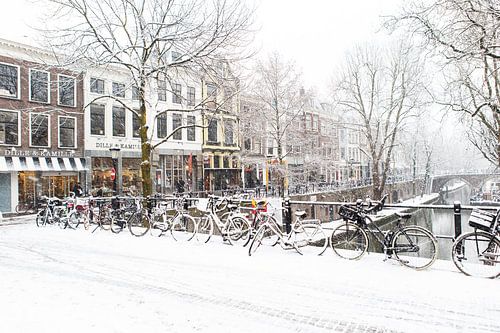 Winter in Utrecht. Besneeuwde Gaardbrug over de Oudegracht  vol met fietsen.