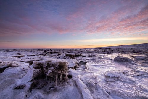Grote ijsschotsen op de Waddenzee met een mooie zonsopkomst!