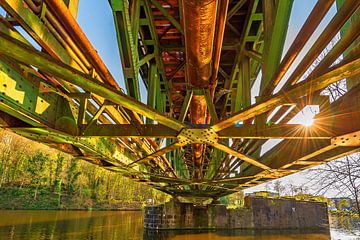 Pont ferroviaire sur la Ruhr à Essen Kettwig Ruhrgebiet Allemagne sur Dieter Walther